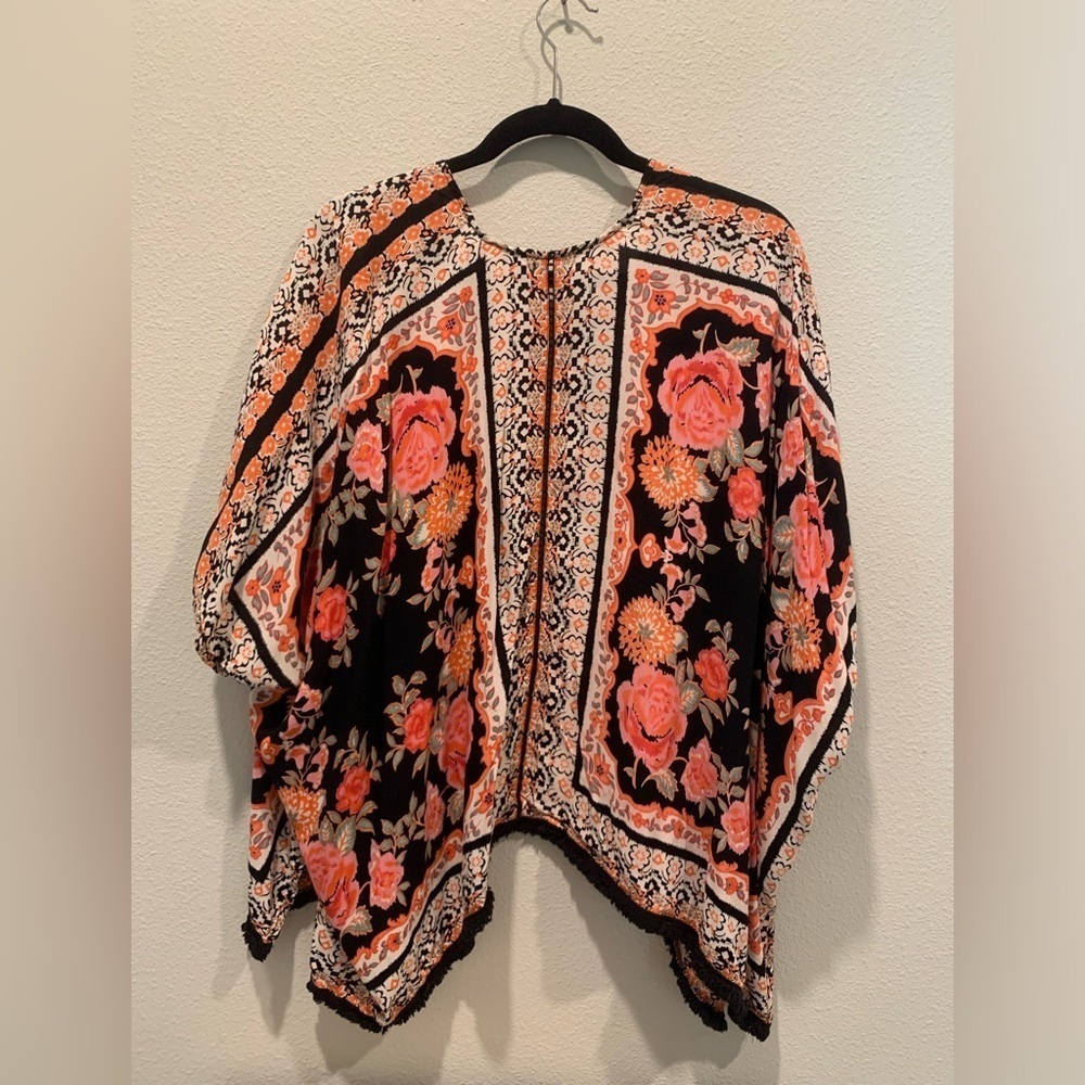 Charlie Paige Kimono Floral - Picture 2 of 4
